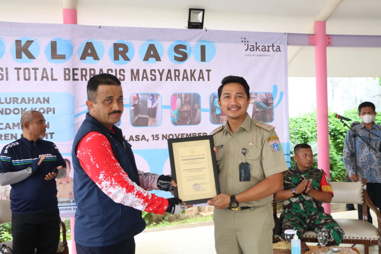 Wali Kota Serahkan Piagam Deklarasi STBM untuk Kelurahan Pondok Kopi