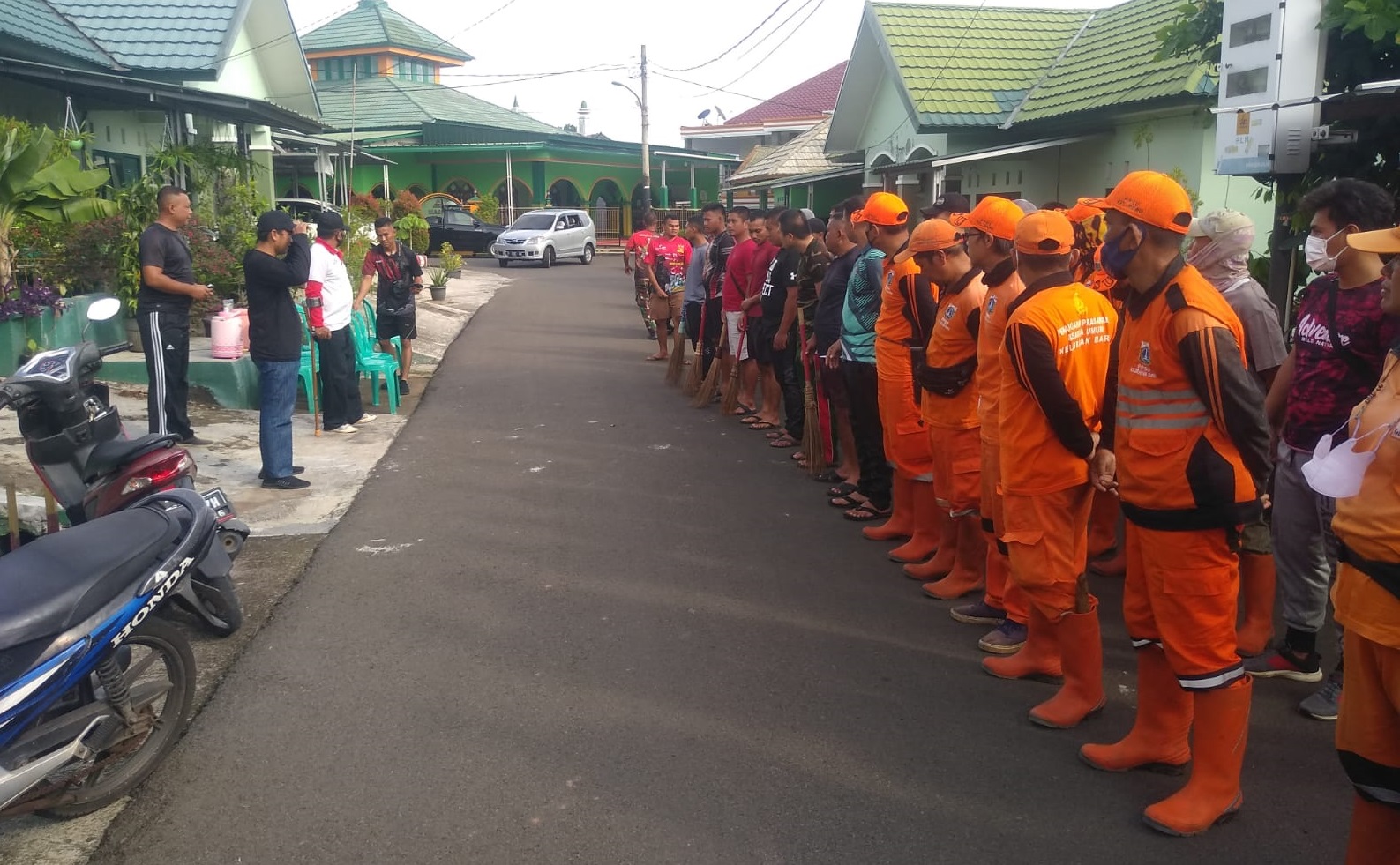 AKMP di Kelurahan Baru Bersihkan Lingkungan Sekitar Kali Cijantung