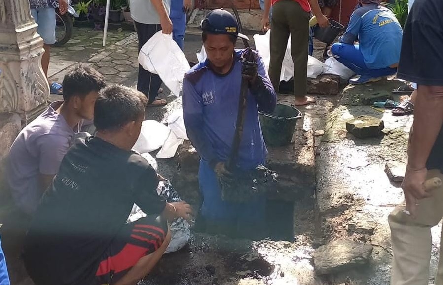 36 Petugas Gabungan Kerja Bakti di RW 03 Kelurahan Pondok Ranggon