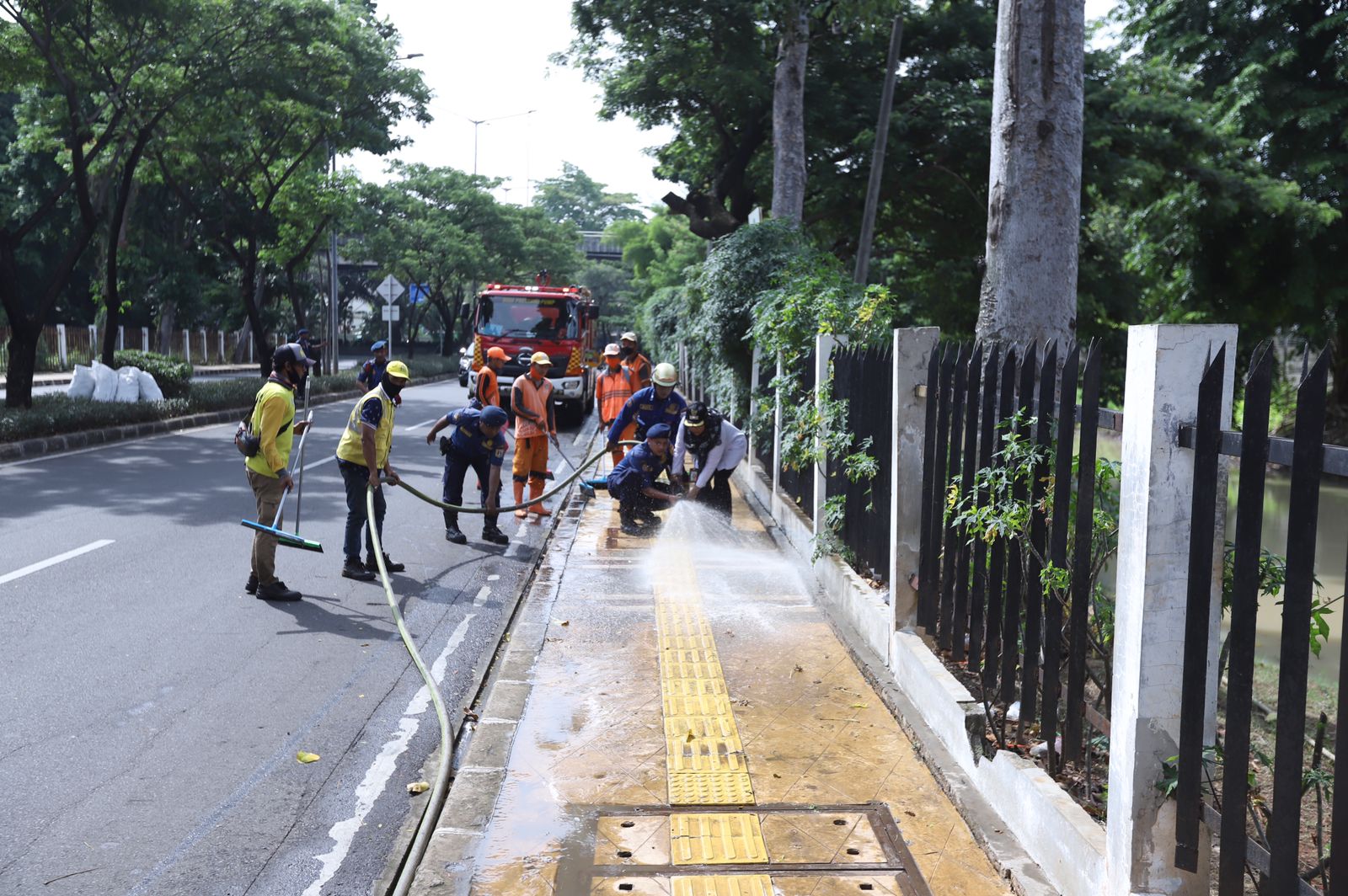 Kolaborasi Kelurahan Kayu Putih Bersihkan Trotoar di Jalan Pulo Mas Raya