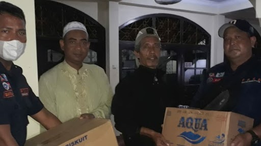 Sudin Sosial Serahkan Bantuan Korban Kebakaran di Kelurahan Pulogadung