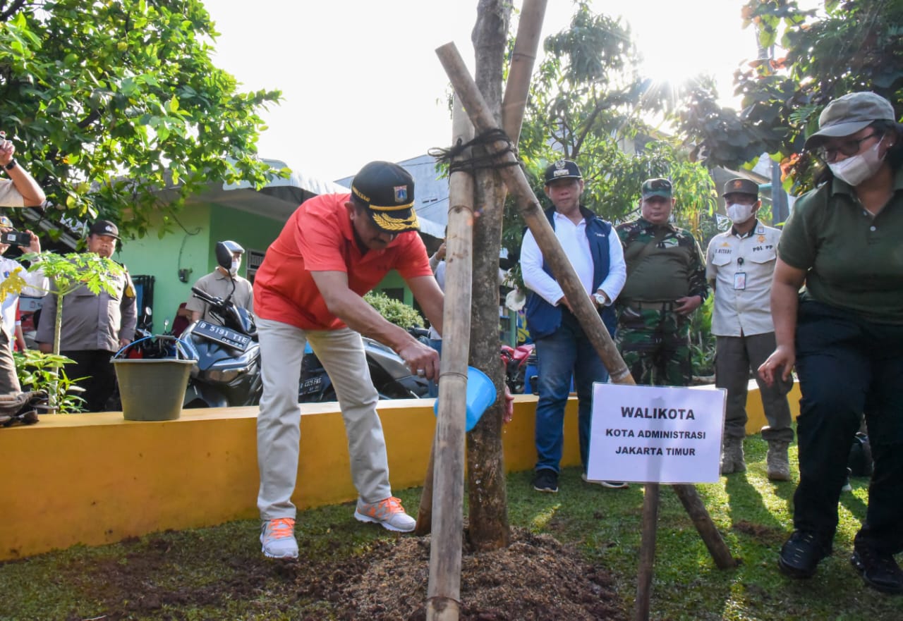 Pemkot Gelar Kerja Bakti dan Hijaukan Lingkungan RW 05 Kelurahan Susukan