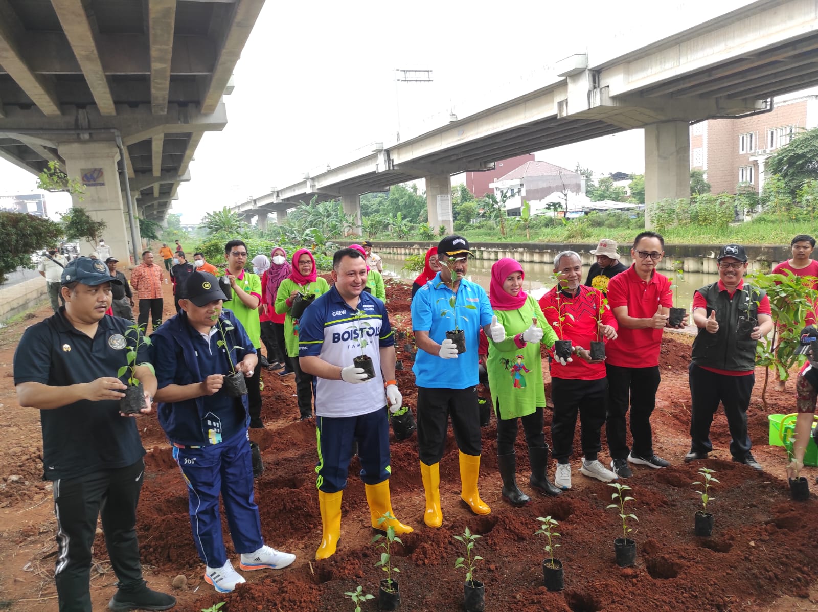 Pemkot Tanam 2.500 Pohon di Kolong Tol Becakayu Kelurahan Duren Sawit