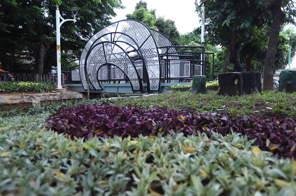 Taman Percantik Jembatan Penghubung Kelurahan Cipinang dan Kelurahan Jati