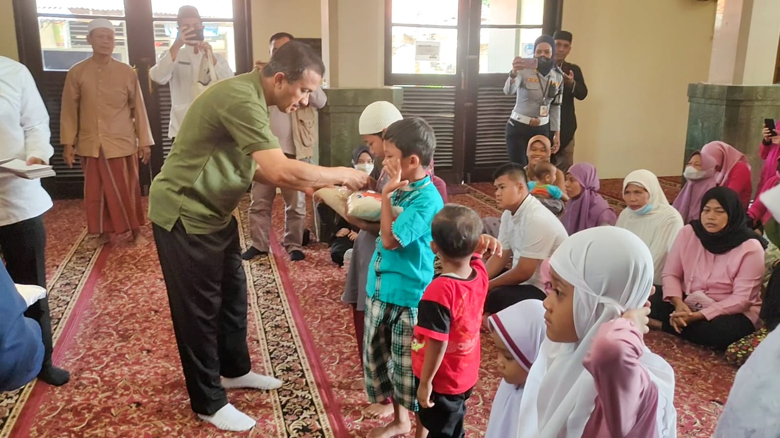 Wali Kota Berikan Santunan Anak Yatim di Kelurahan Cipinang Melayu