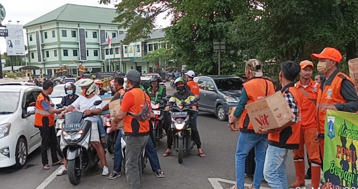 PPSU Kelurahan Cijantung Berbagi 200 Takjil di Lampu Merah Mall Cijantung