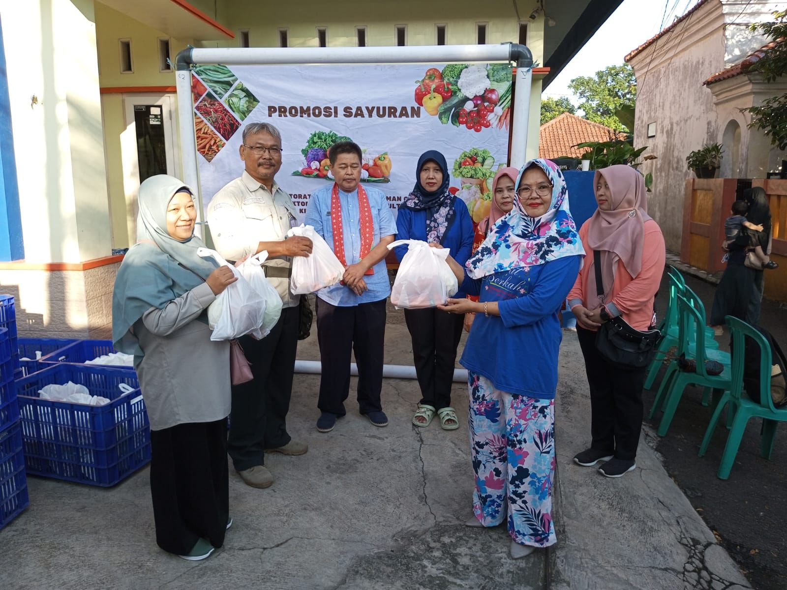 Warga RW 03 Kelurahan Pekayon Terima 500 Paket Sayuran dari Kementan