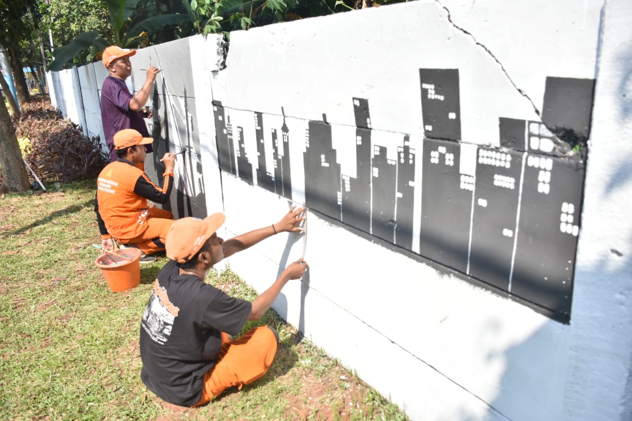 Kelurahan Cipayung Percantik Jalan Bina Marga dengan Mural