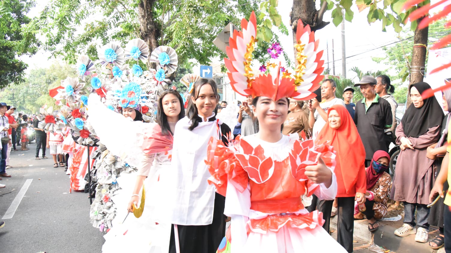 Warga RW 10 Kelurahan Jatinegara Meriahkan Karnaval HUT Ke-78 RI dengan Hiasan Bahan Daur Ulang