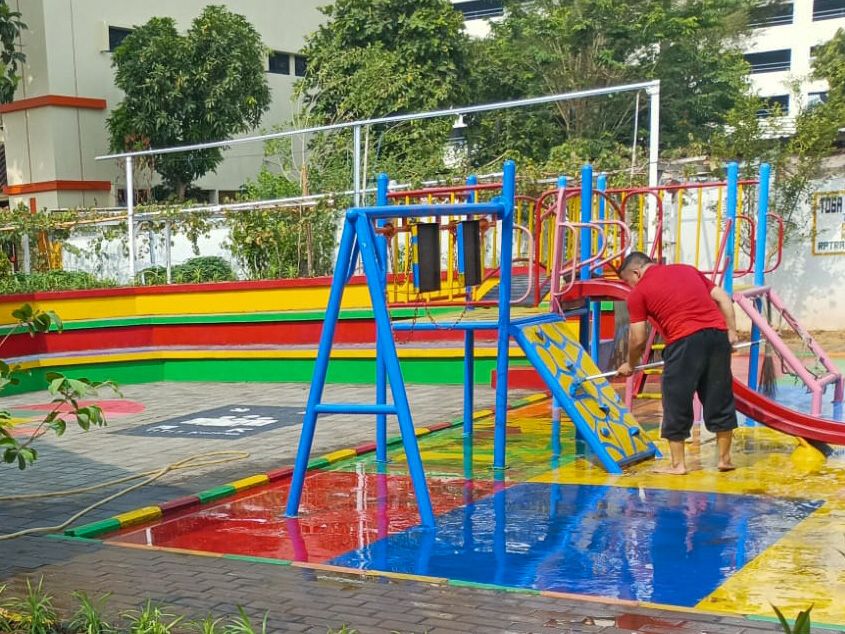 Kelurahan Rawa Bunga Bersih-bersih Lingkungan RPTRA Citra Permata