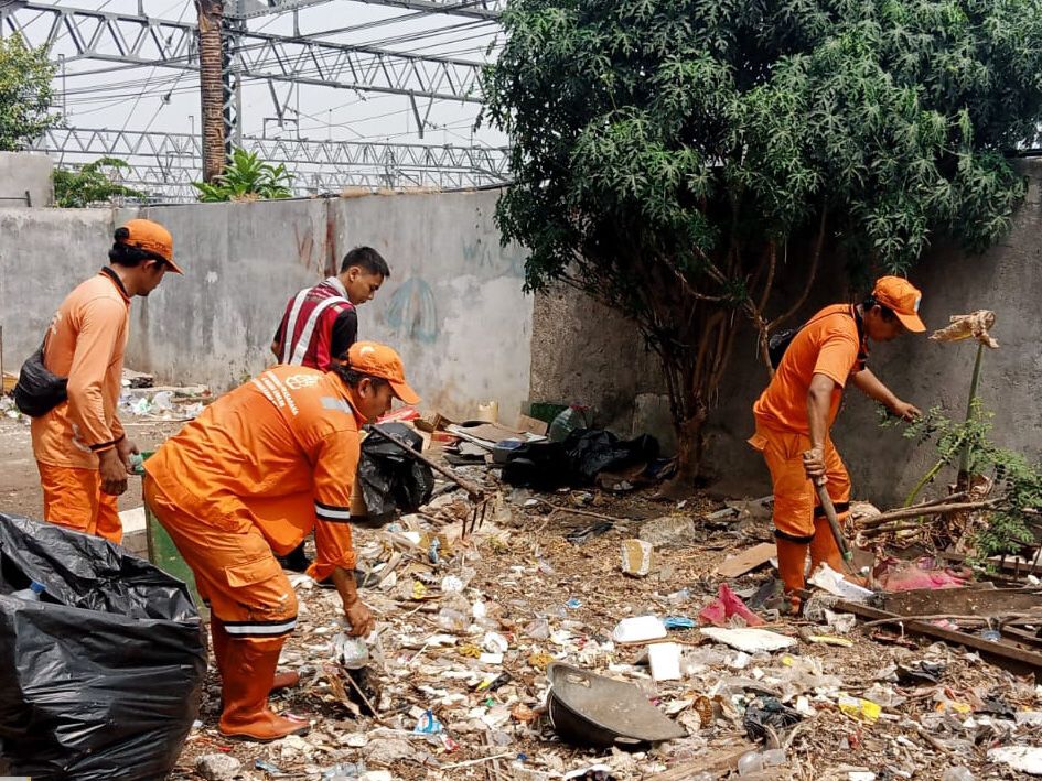 PPSU Kelurahan Rawa Bunga Bersih-bersih di Lingkungan Stasiun Jatinegara