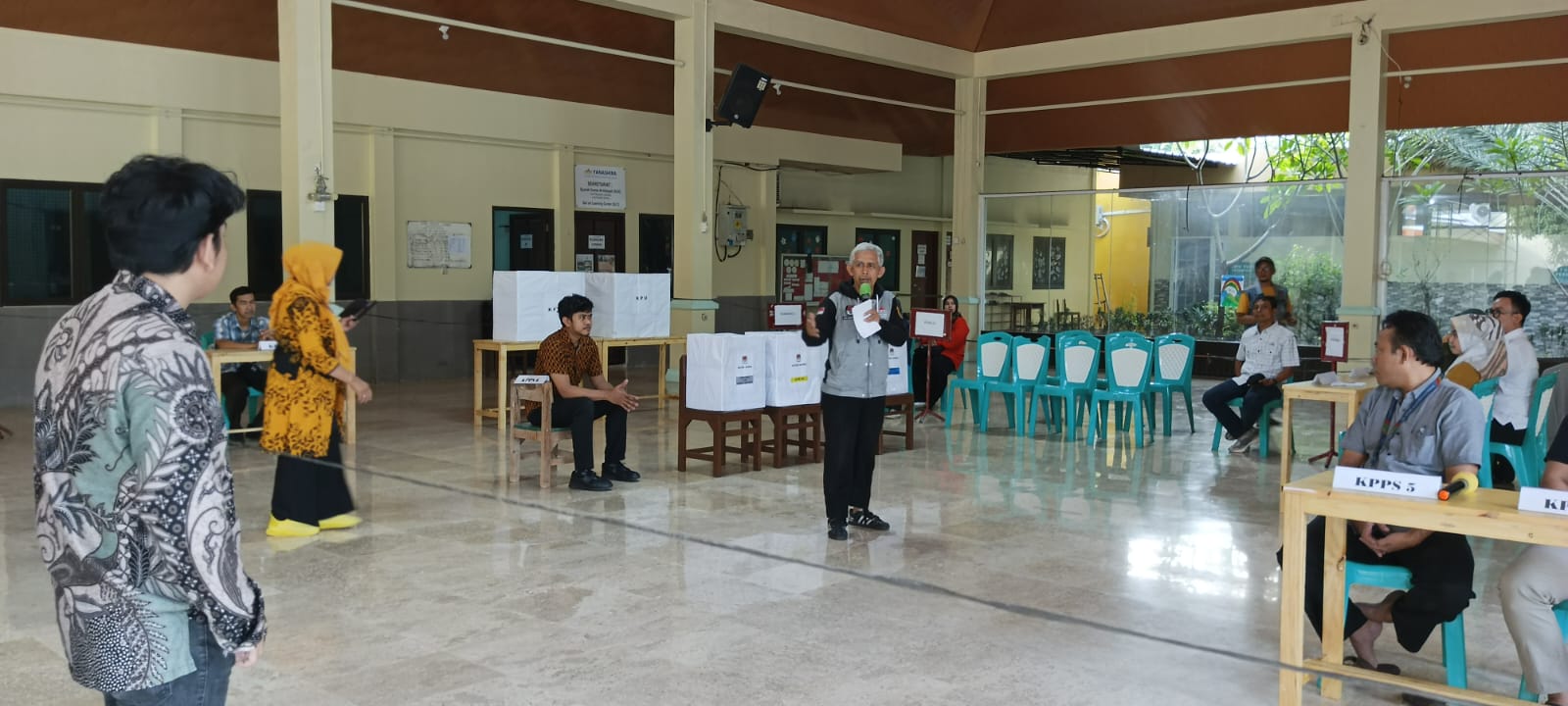 Ratusan KPPS Kelurahan Pondok Bambu Ikuti Simulasi Pemungutan dan Perhitungan Suara Pemilu 2024