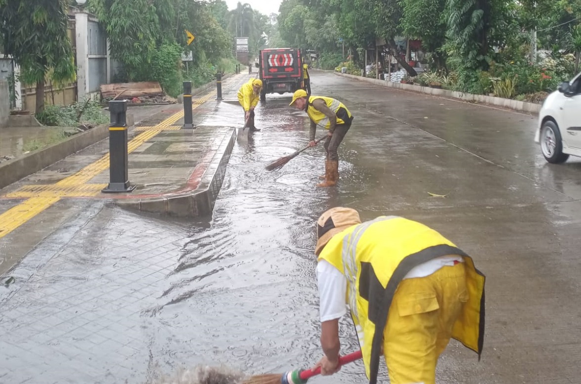 Satgas Bina Marga Kecamatan Duren Sawit Atasi Genangan di Tiga Jalan Strategis