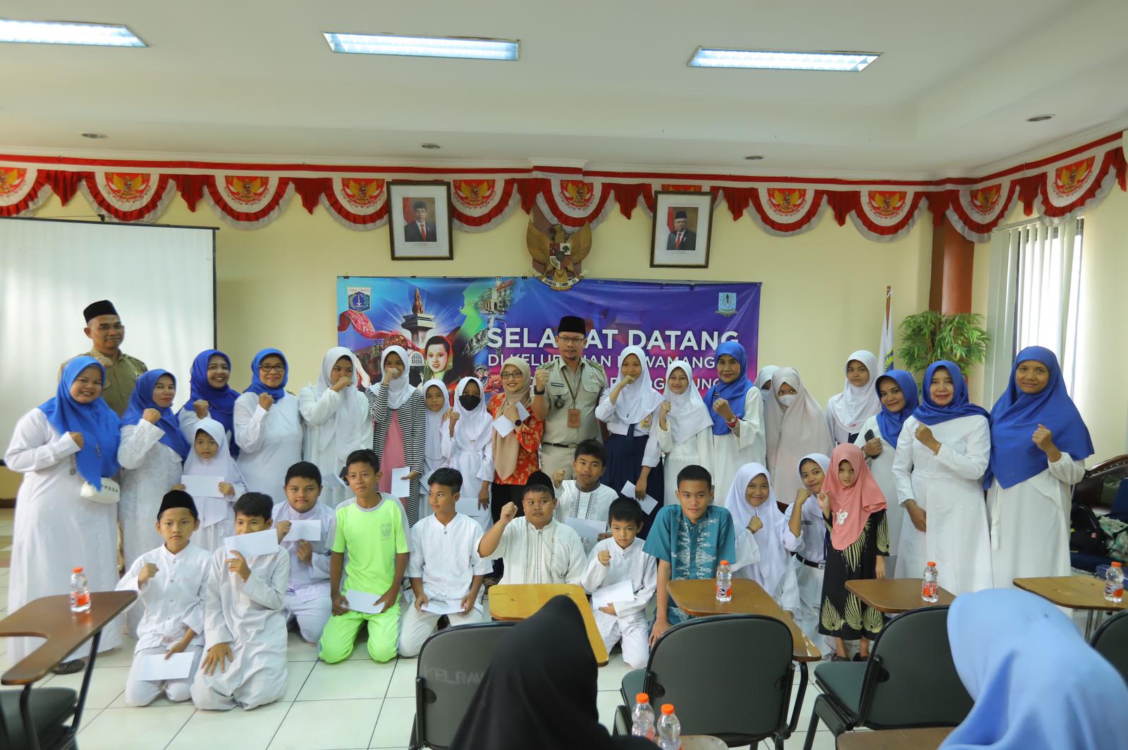 Kelurahan Rawamangun Bersama PKK Santuni 25 Anak Yatim