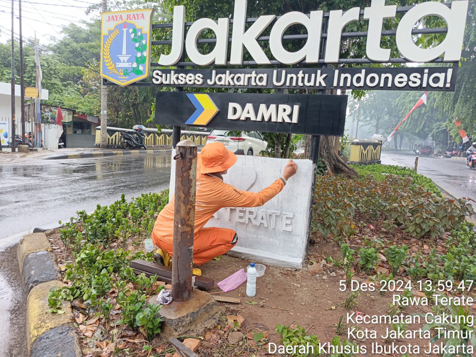 Kelurahan Rawa Terate Rapihkan Taman RTH di Jalan Dr KRT Radjiman Widyodiningrat