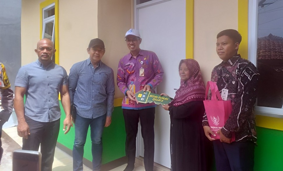 Baznas Bazis Jakarta Timur Serahkan Kunci Program Bedah Rumah Warga Kelurahan Cipinang Melayu