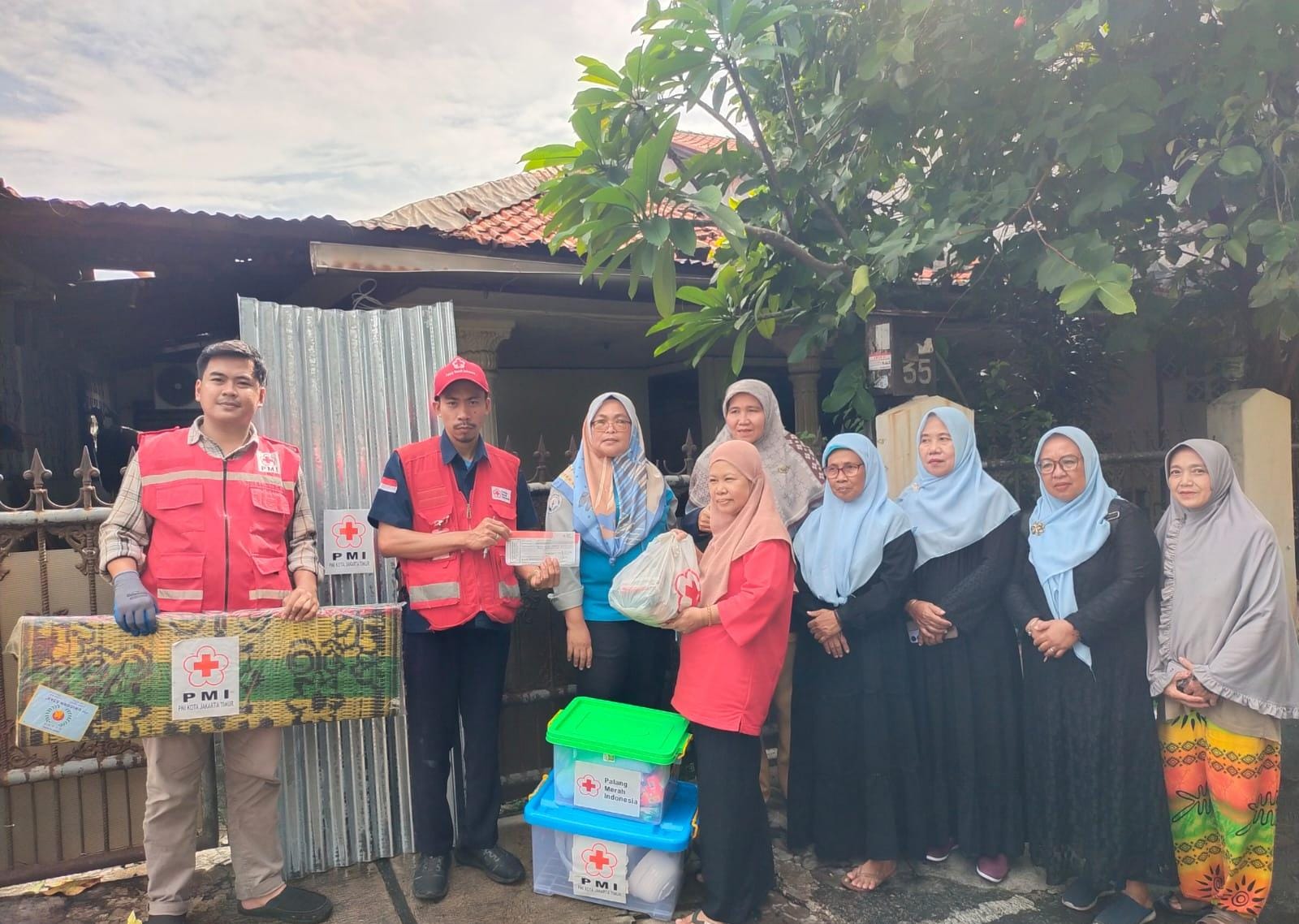 PMI Jakarta Timur Bantu Penyintas Kebakaran di RW 01 Kelurahan Susukan