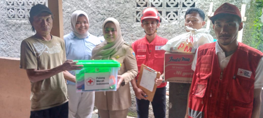 Atap Rumahnya Roboh, Warga Kelurahan Setu Dapat Bantuan dari PMI Jakarta Timur