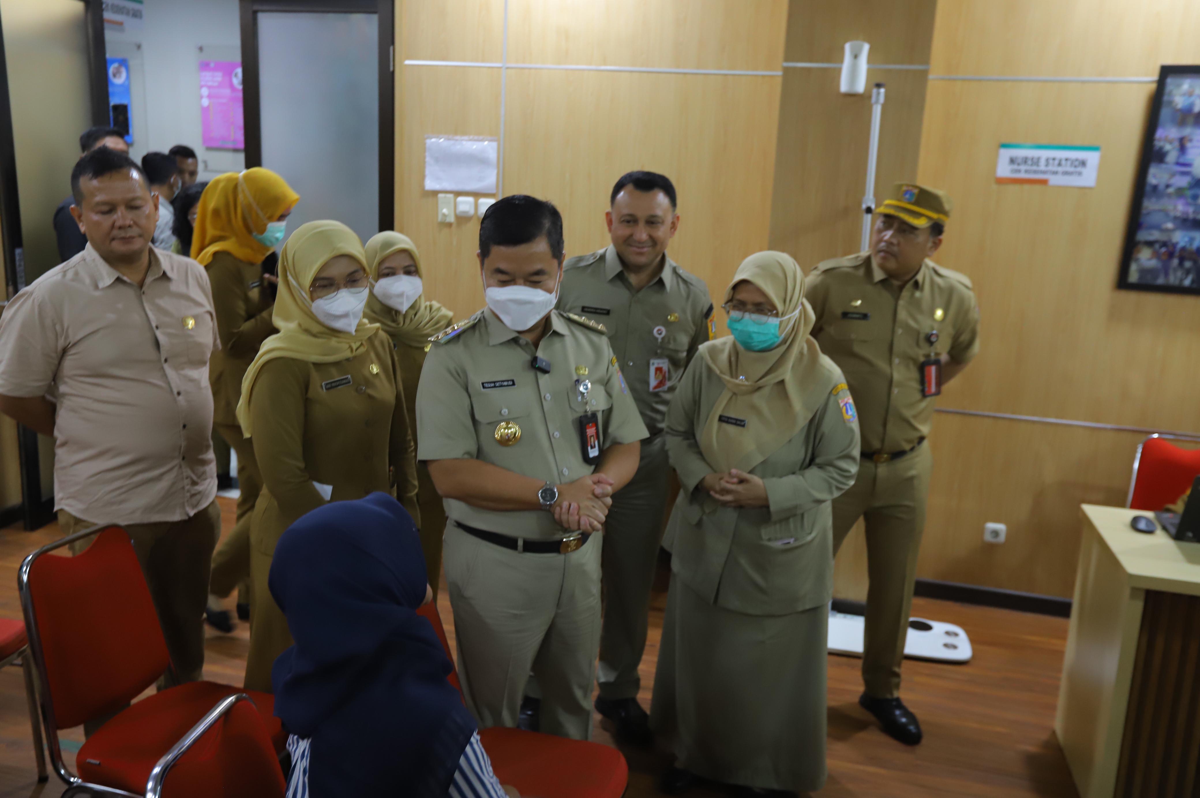 Pj Gubernur DKI Tinjau Layanan Cek Kesehatan Gratis di Puskesmas Kecamatan Pulogadung