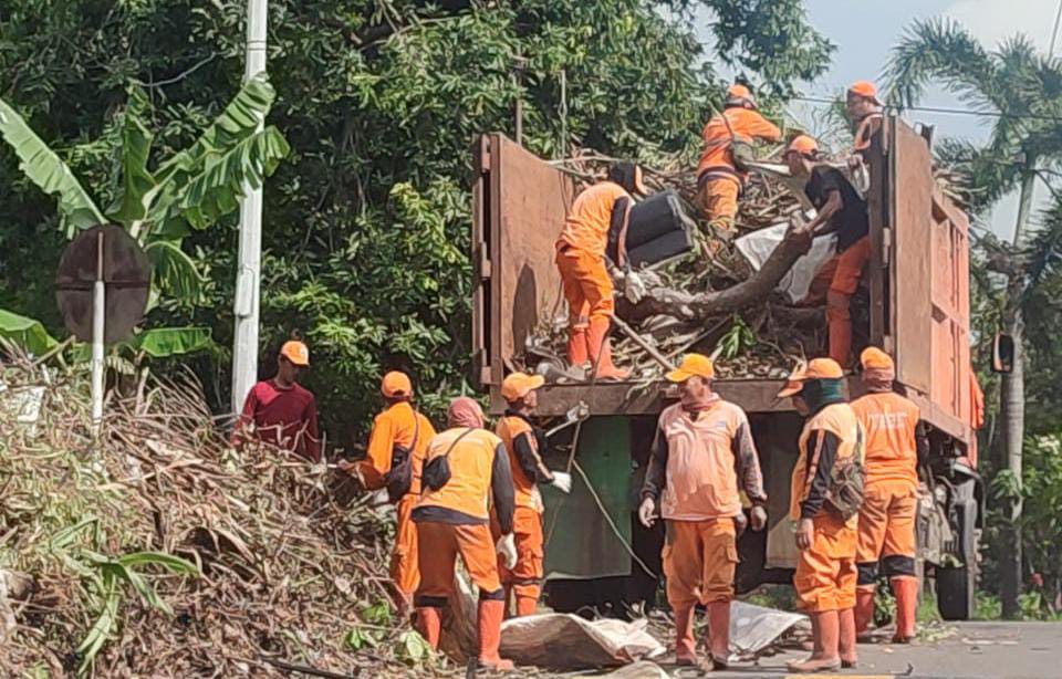 Kelurahan Ujung Menteng Bersihkan Sampah di Lingkungan RW 07 Metland Menteng