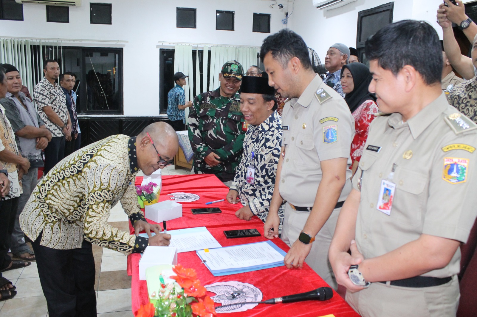 Plt Camat Kramat Jati Hadiri Pengukuhan 115 RT di Kelurahan Cawang