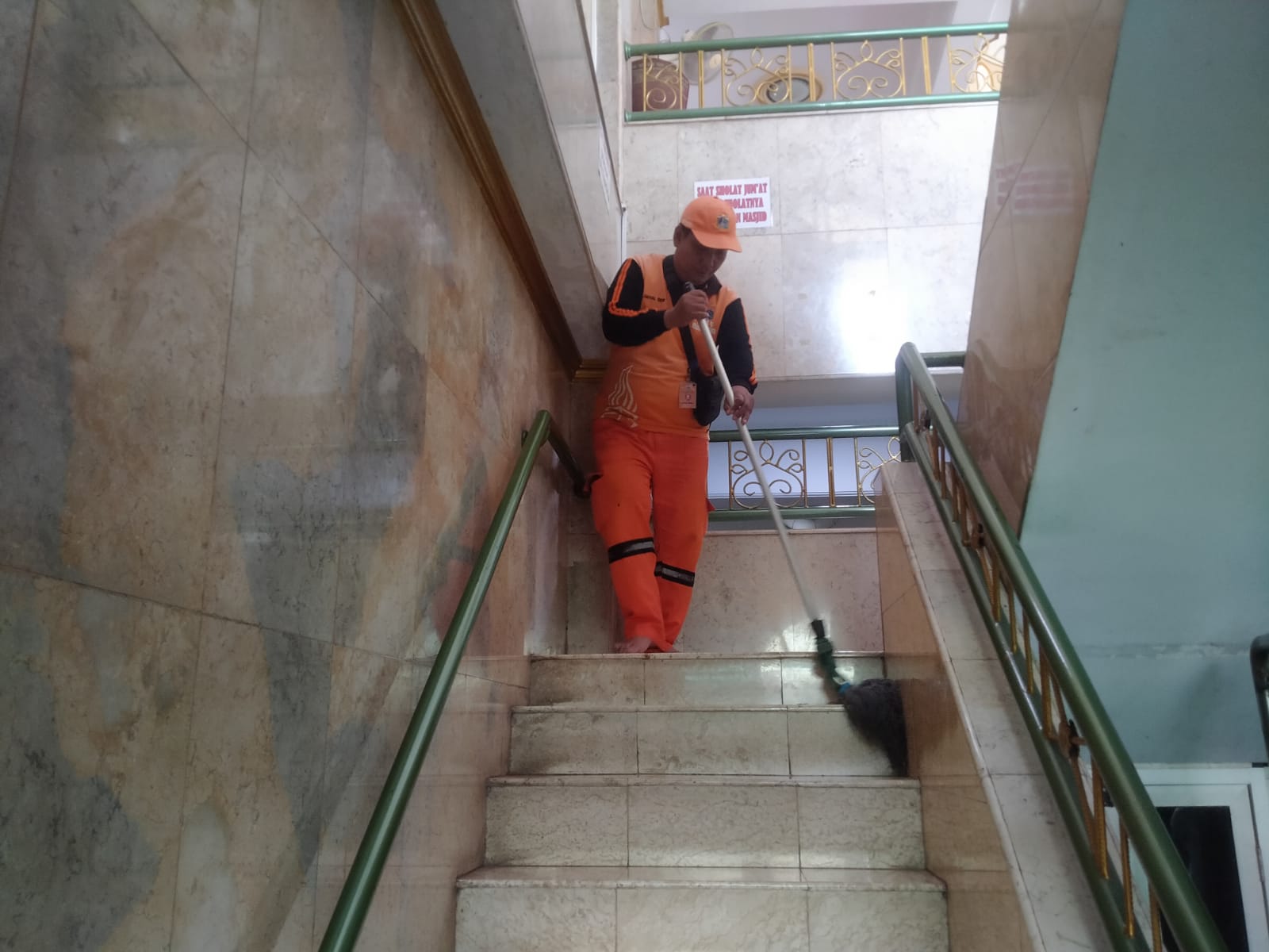 Jelang Ramadan,  PPSU Kelurahan Pekayon Bersih-bersih Masjid Jami Al Badru