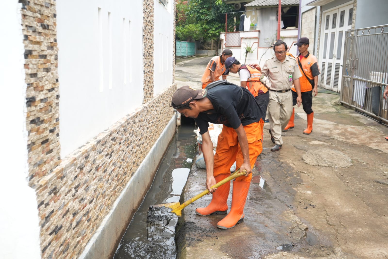 Tindak Lanjuti Aduan Warga, PPSU Kelurahan Cibubur Kuras Saluran Air
