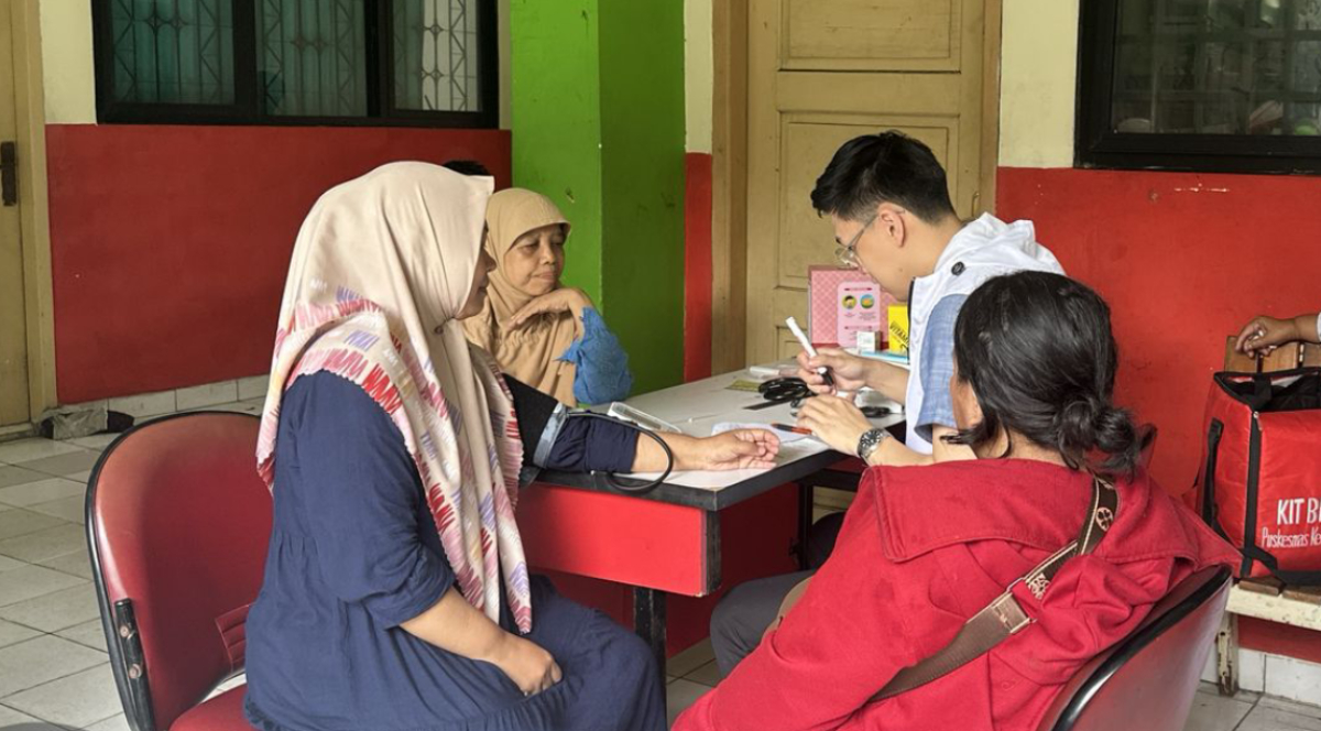30 Nakes Puskesmas Kecamatan Kramat Jati Berikan Layanan Kesehatan Terbaik untuk Warga Terdampak Banjir