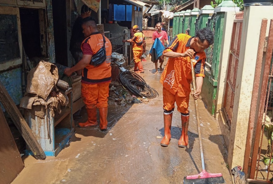 80 Petugas Gabungan Bersihkan Lumpur dan Sampah di Wilayah Kelurahan Cawang