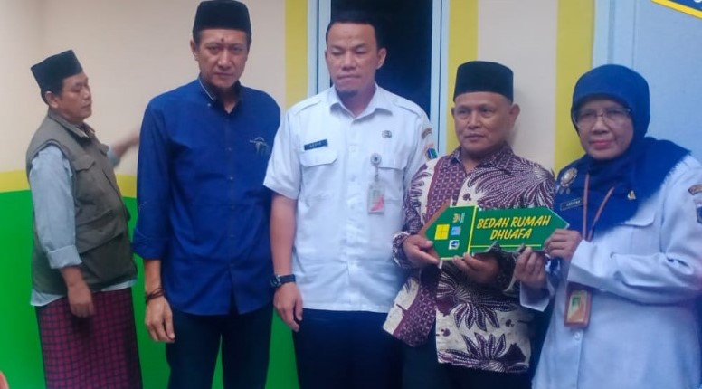 Dhuafa Kampung Pengarengan RW 012 Kelurahan Jatinegara Terima Kunci Hasil Bedah Rumah
