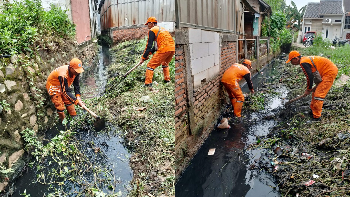 Petugas PPSU Kelurahan Cilangkap Bersihkan Saluran Air Mampet