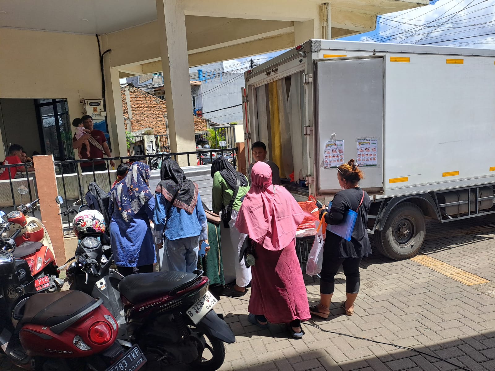Pasar Murah di Halaman Kantor Kelurahan Pulo Gebang Disambut Antusiasme Warga