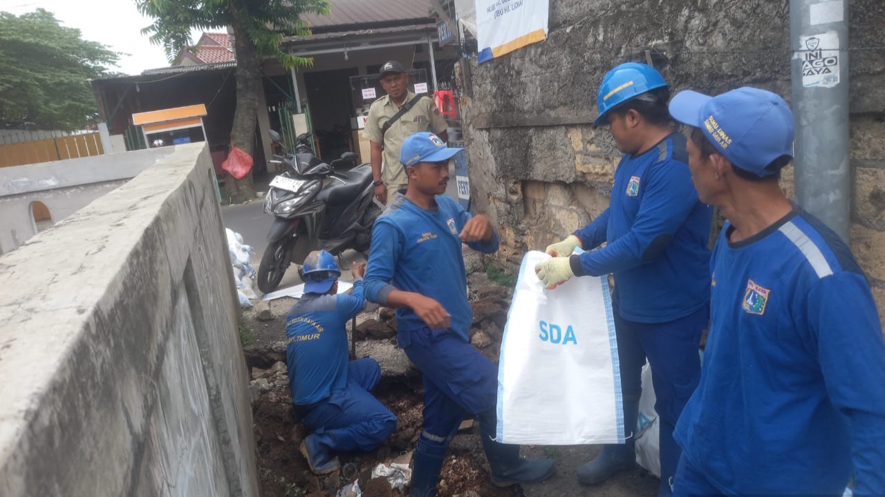 Satpel SDA Kecamatan Ciracas Perbaiki Dinding Saluran Air Rusak