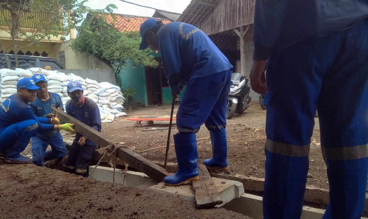 Satgas SDA Kecamatan Cipayung Bangun Saluran Air di Pondok Ranggon