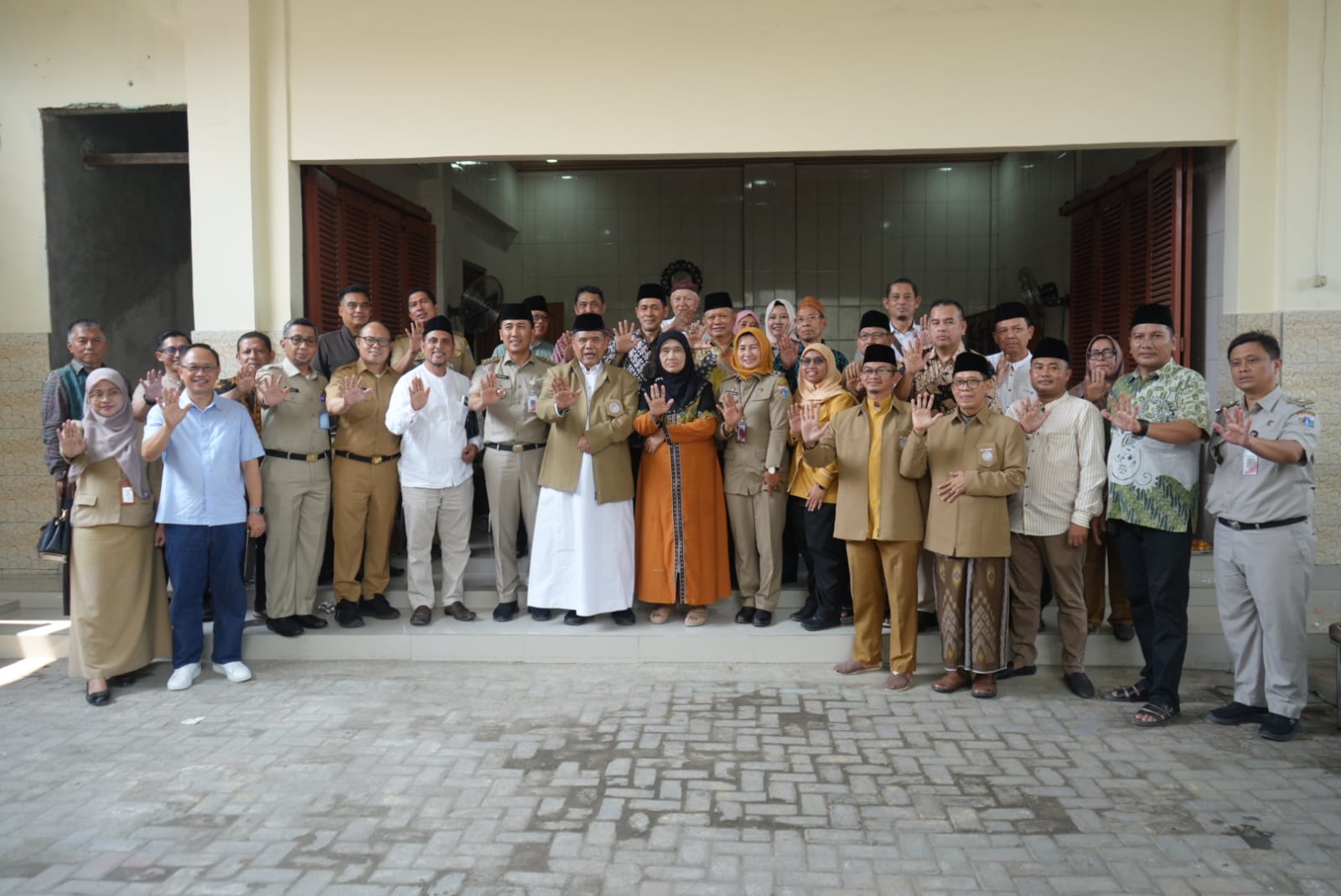 Plt Walikota Gelar Safari Syawal di Kediaman Ketua FK Ulum Kecamatan Cakung KH. Zaenal Arifin Gufron