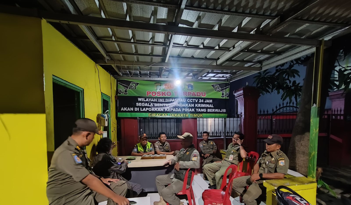 Cegah Tawuran, Satpol PP Kelurahan Ciracas Bersama Petugas Gabungan Tingkatkan Pengamanan di Jalan H. Baping
