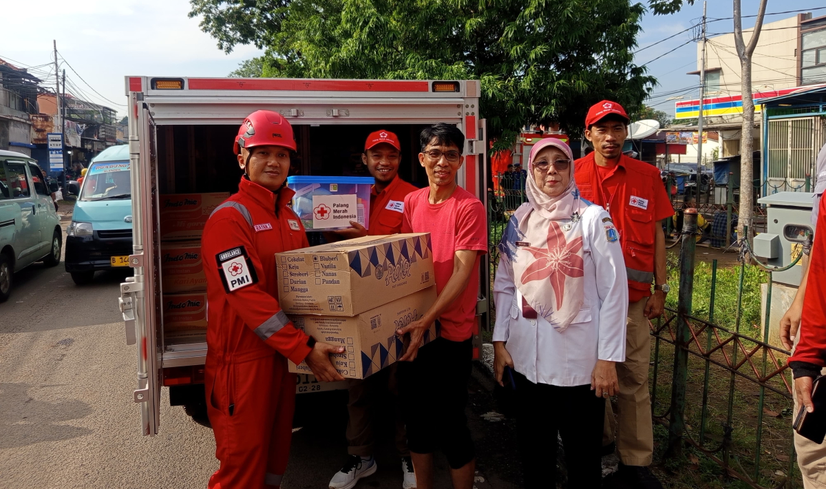 PMI Jakarta Timur Berikan Bantuan Penyintas Kebakaran di Cipinang