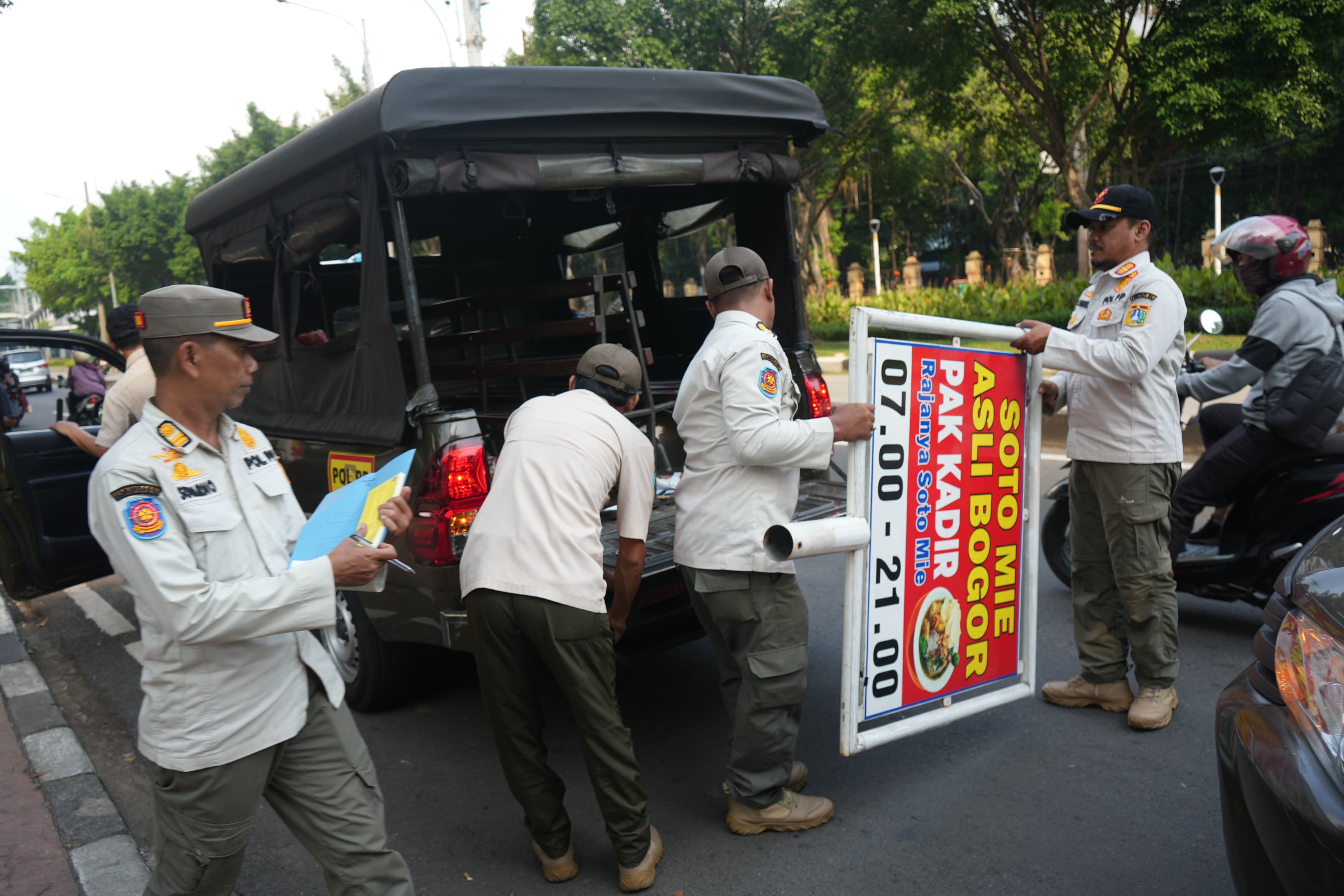 Tegakkan Perda, Satpol PP Kota Jakarta Timur Gelar Bulan Tertib Trotoar