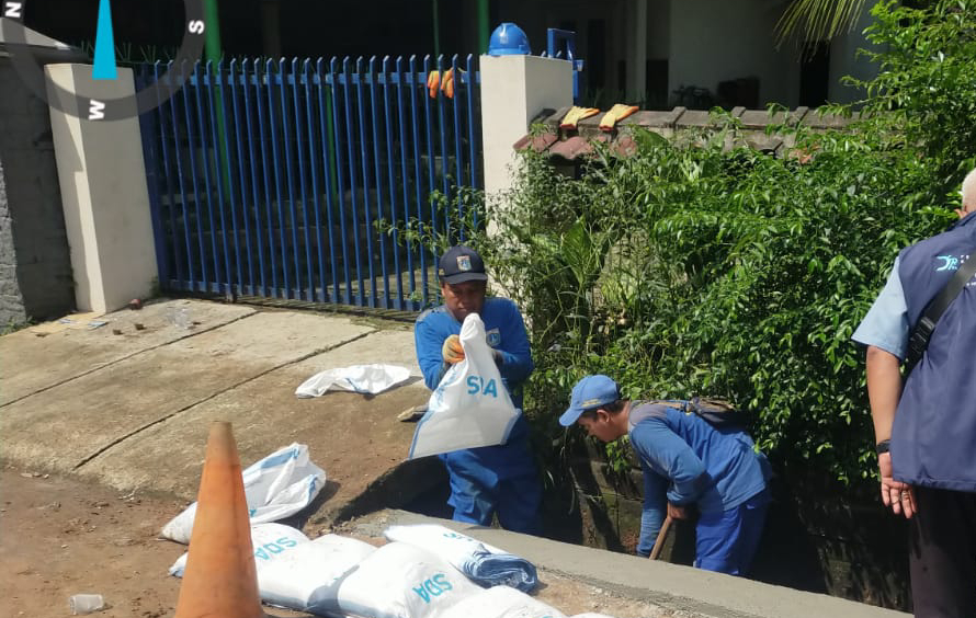 Satpel SDA Kecamatan Ciracas Perbaiki Dinding Saluran Air Rusak