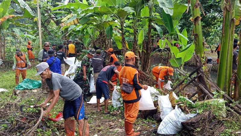 150 Petugas Gabungan Ikuti Kerja Bakti di RW 03 Kelurahan Setu