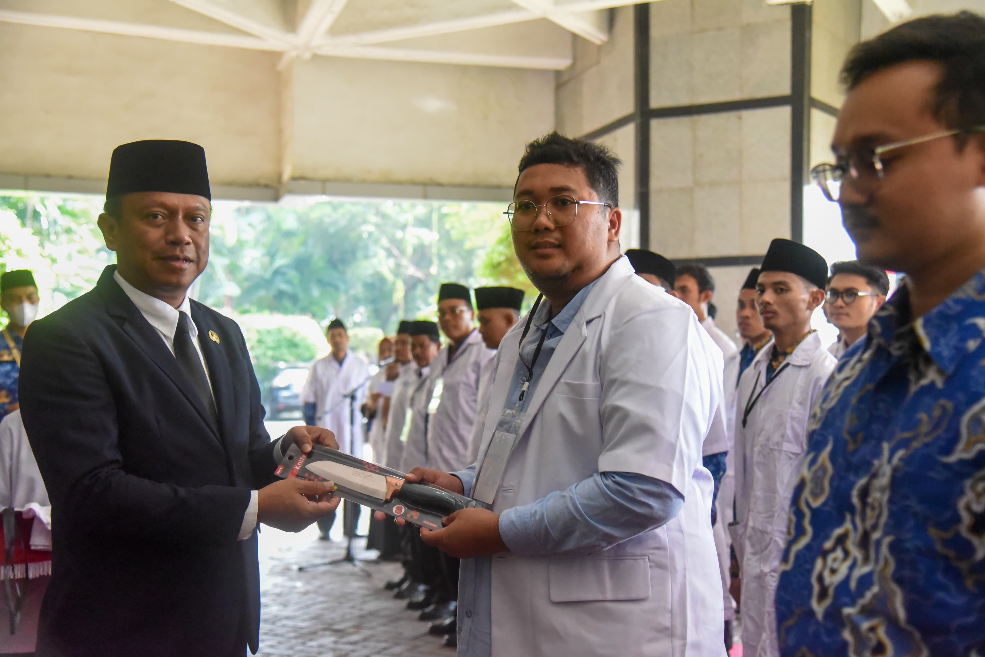 Walikota Lepas Ratusan Petugas Pemeriksa Kesehatan Hewan dan Daging Kurban 2025