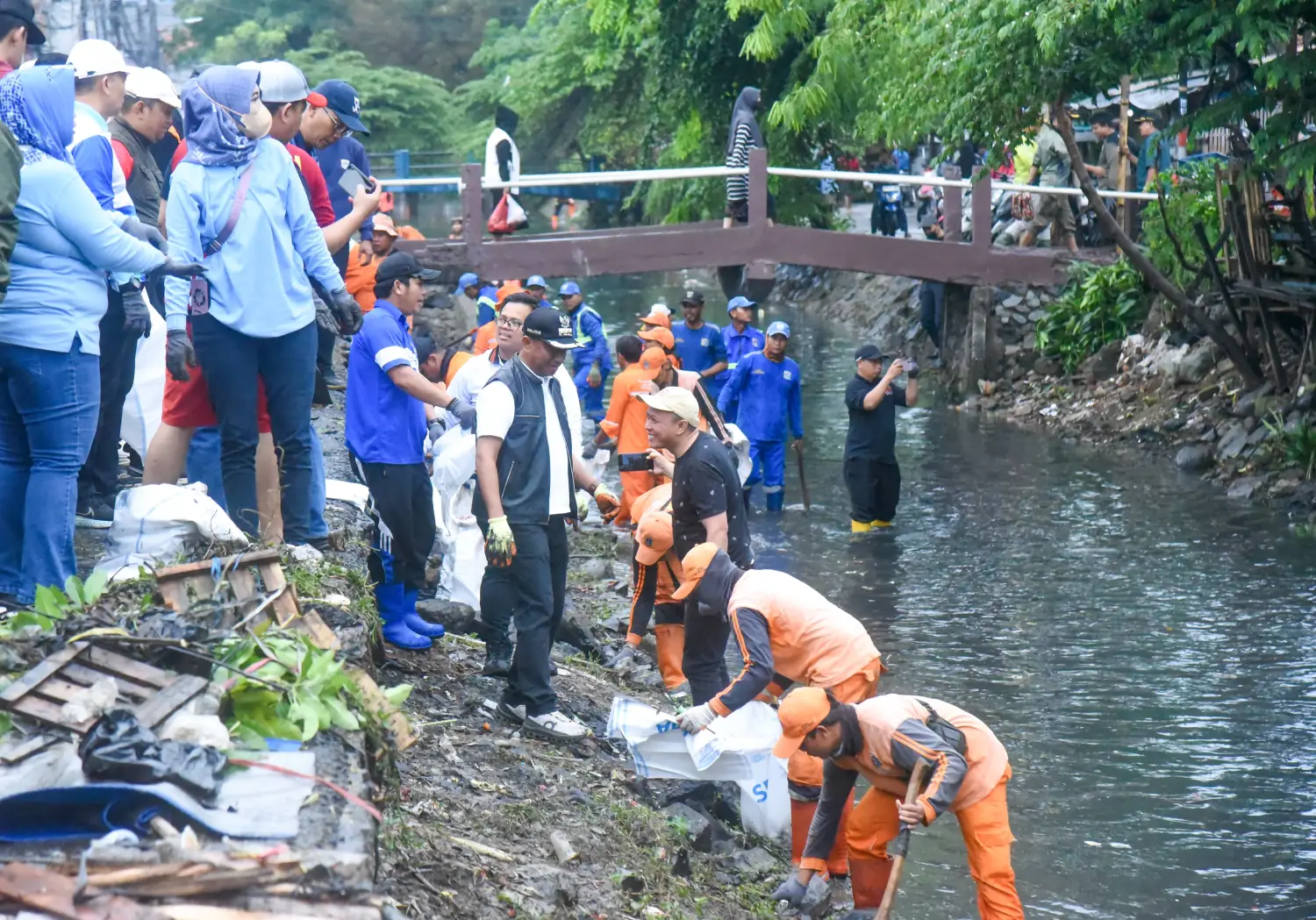 Walikota Ajak Warga Kerja Bakti Bersihkan Jalan Irigasi Kalimalang Cakung Barat