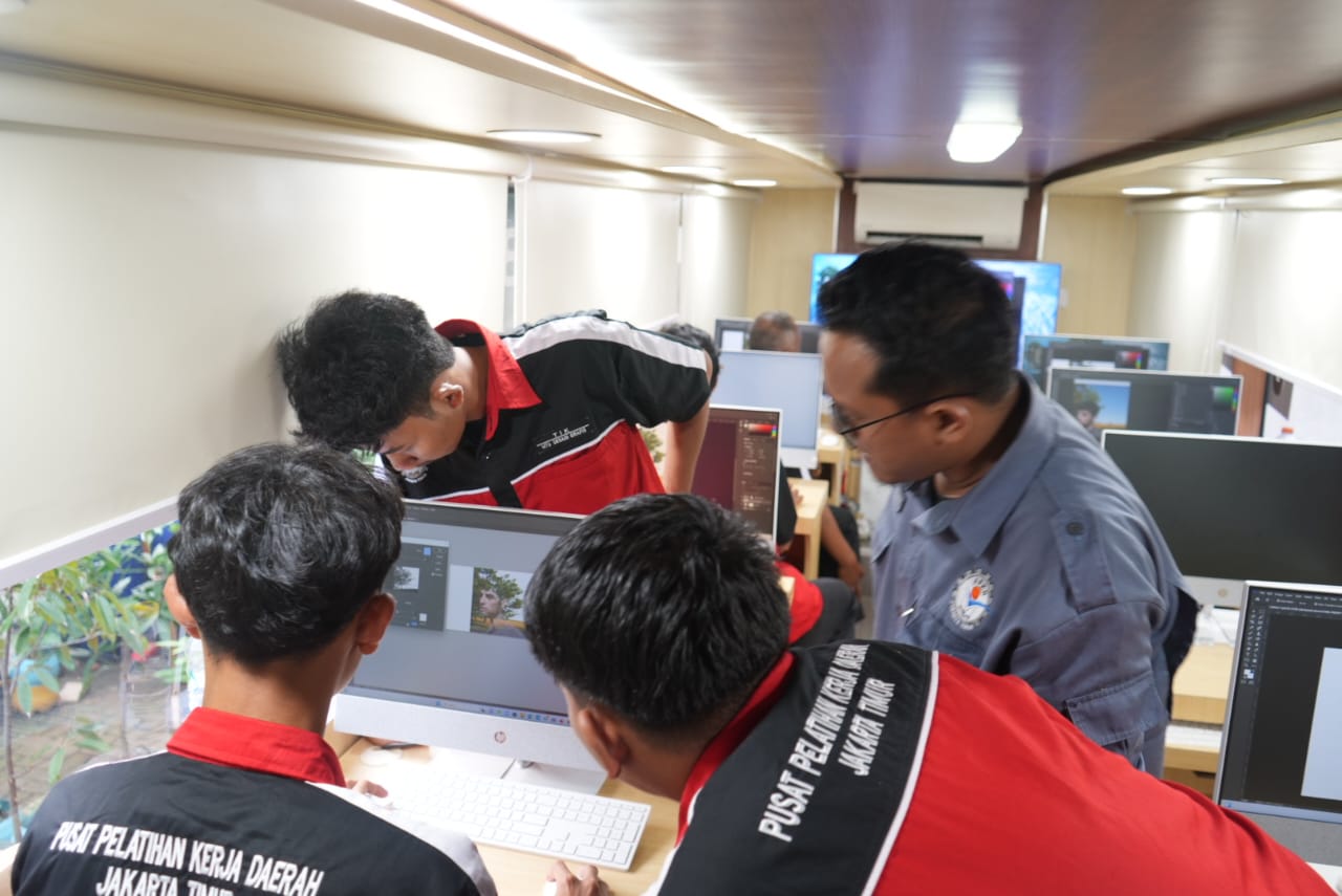 10 Warga Kelurahan Dukuh Ikuti Pelatihan MTU Desain Grafis