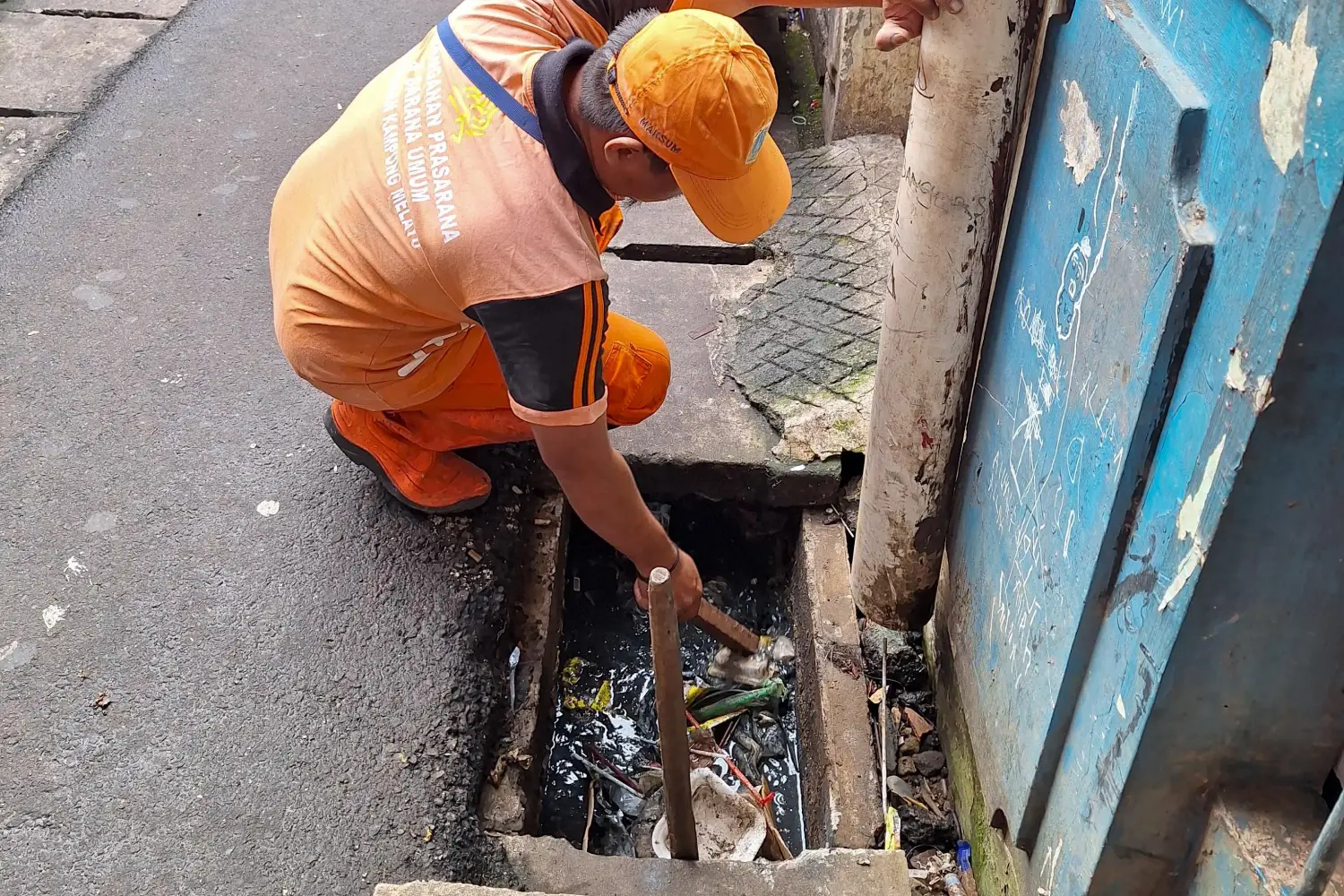 Pasukan PPSU Bersihkan Saluran Air di RW 05 Kampung Melayu