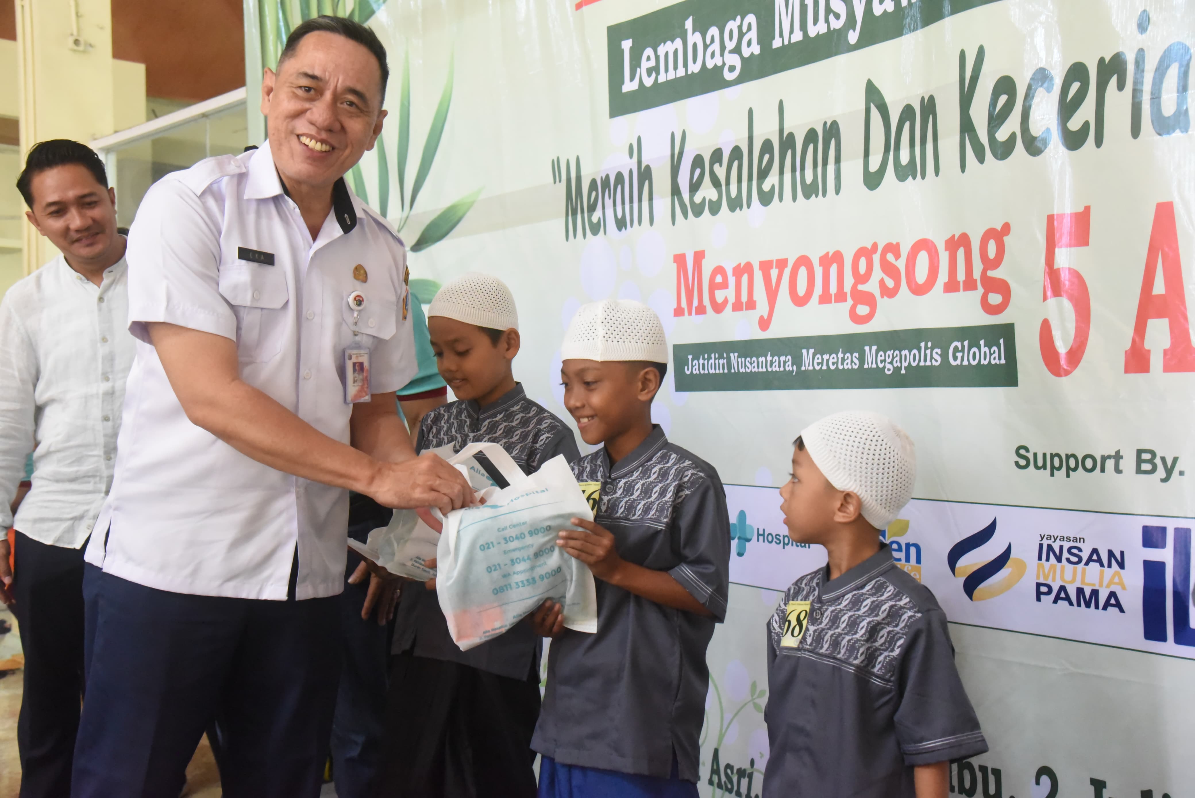 Puluhan Warga Kurang Mampu Ikuti Khitanan Massal di Kelurahan Pondok Bambu