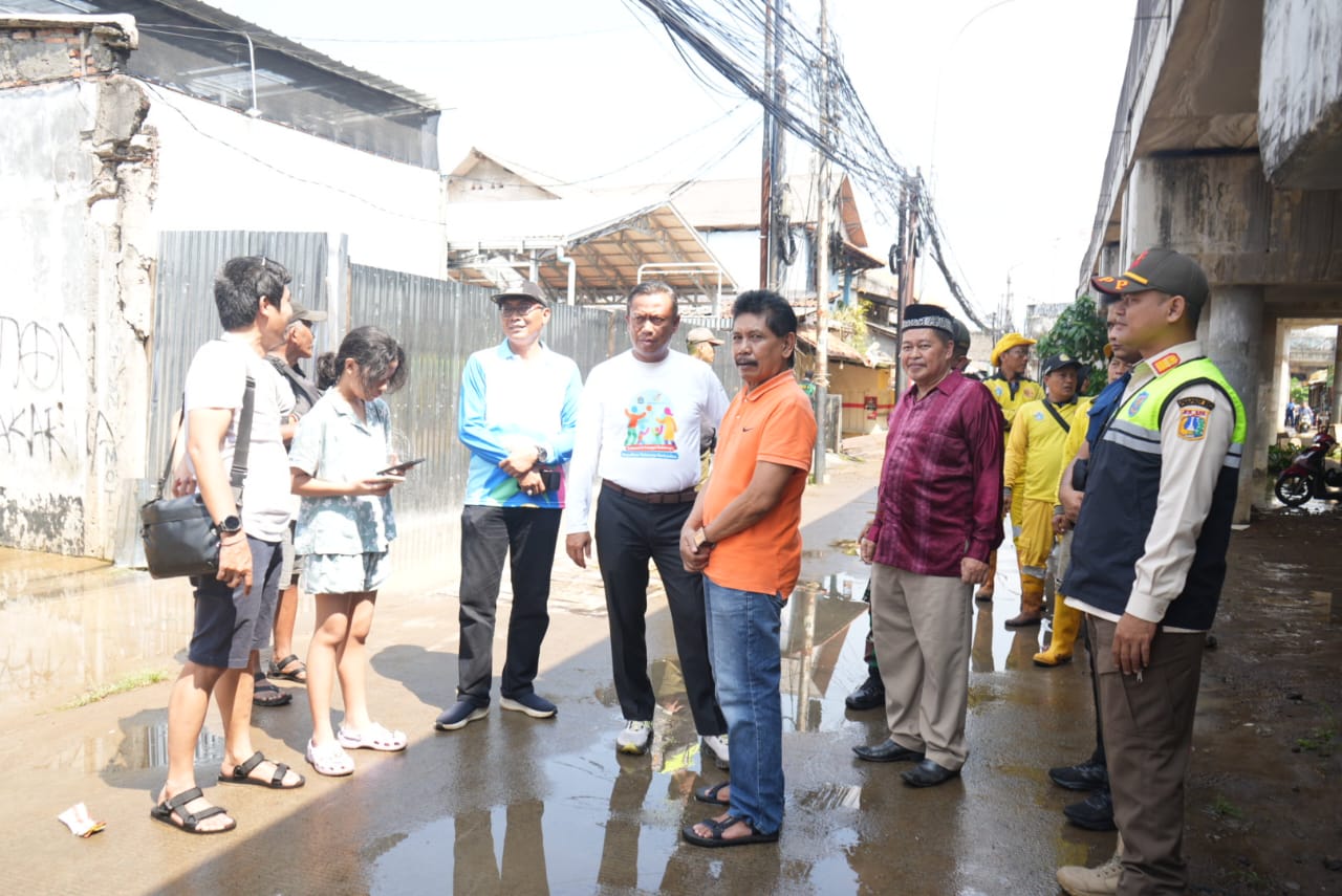 Walikota Jakarta Timur Tinjau Lokasi Terdampak Banjir Kiriman di Kelurahan Cililitan