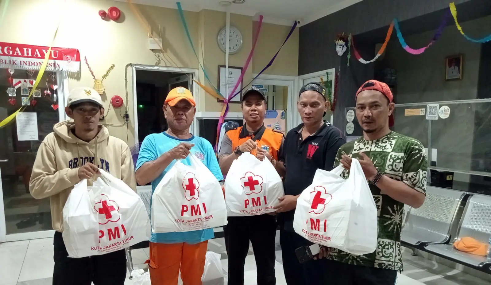 PMI Berikan Bantuan Makan Malam Warga Terdampak Banjir di 7 Kelurahan