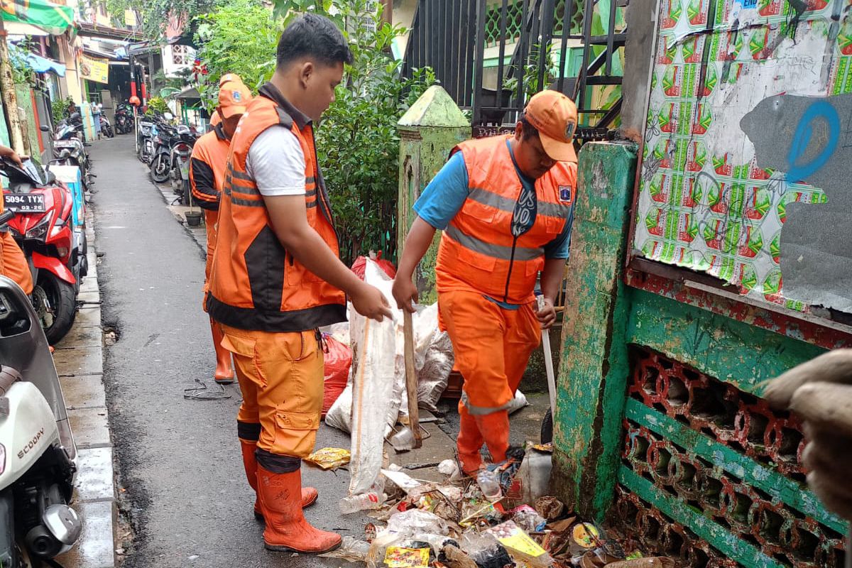 Pasukan PPSU Bersihkan Lingkungan RW 04 Kampung Melayu Pasca Banjir
