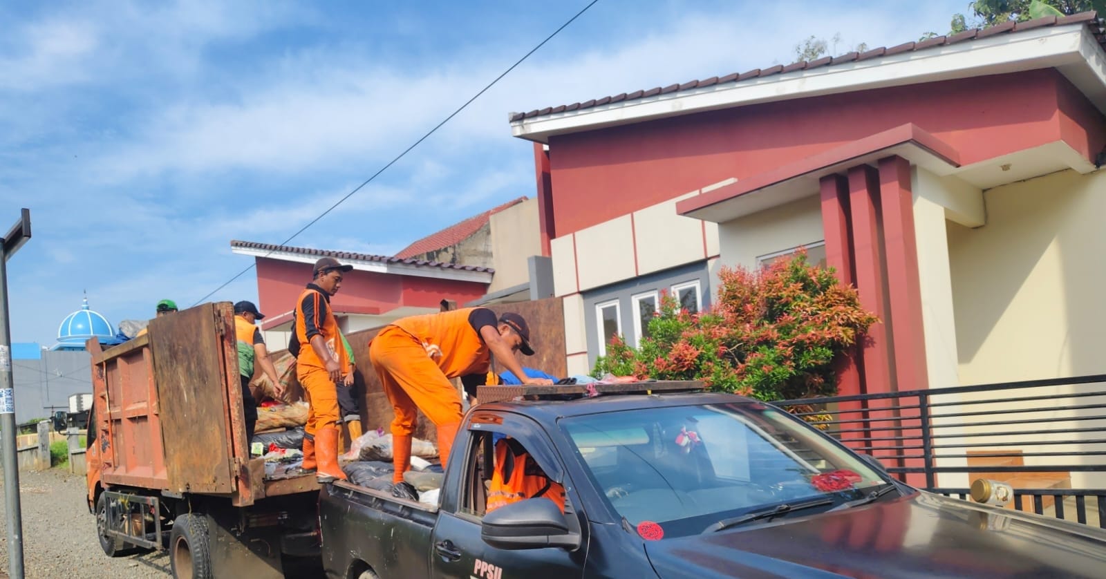 Kelurahan Cibubur Gelar Aksi Bersih-bersih Lumpur dan Sampah Pasca Banjir