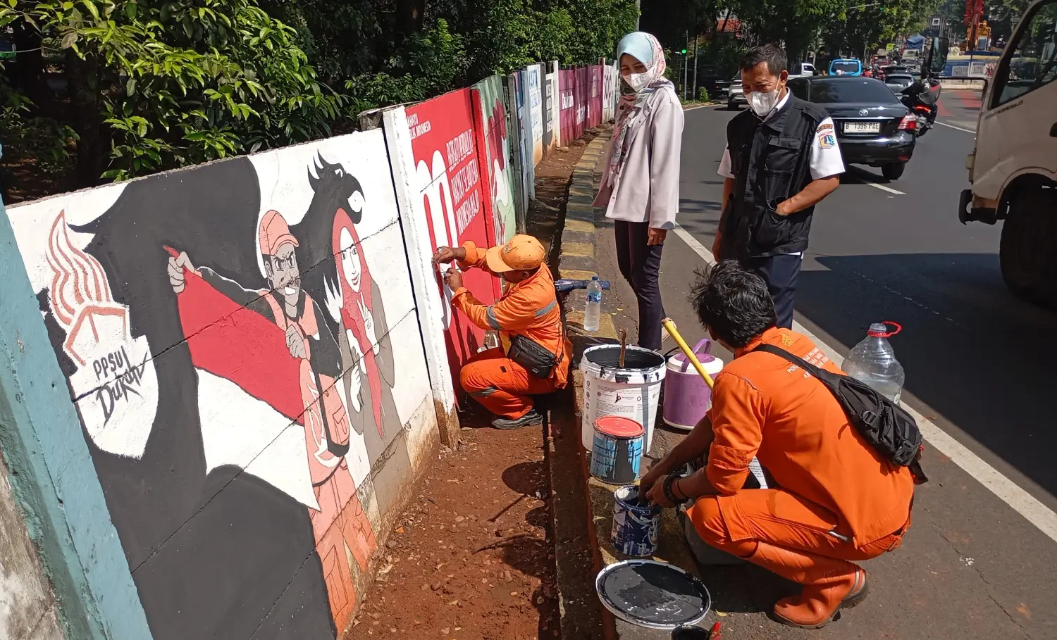Meriahkan HUT ke-80 RI, 17 Personel PPSU Kelurahan Dukuh Cat Kanstin dan Buat Mural